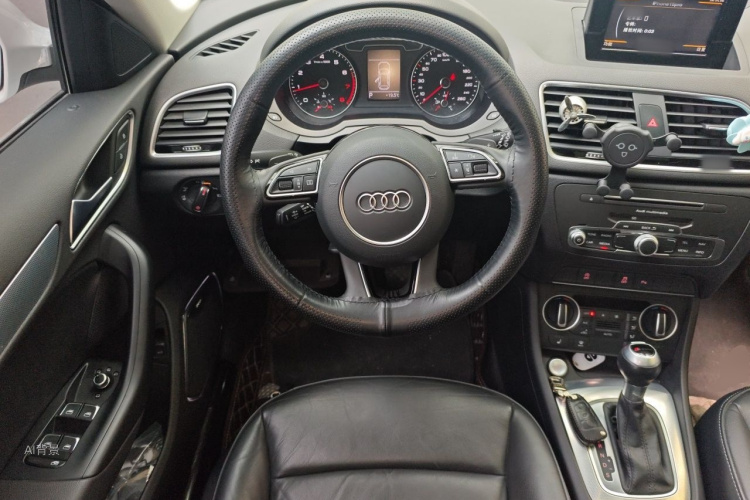 Audi Q3 2018 car image #12