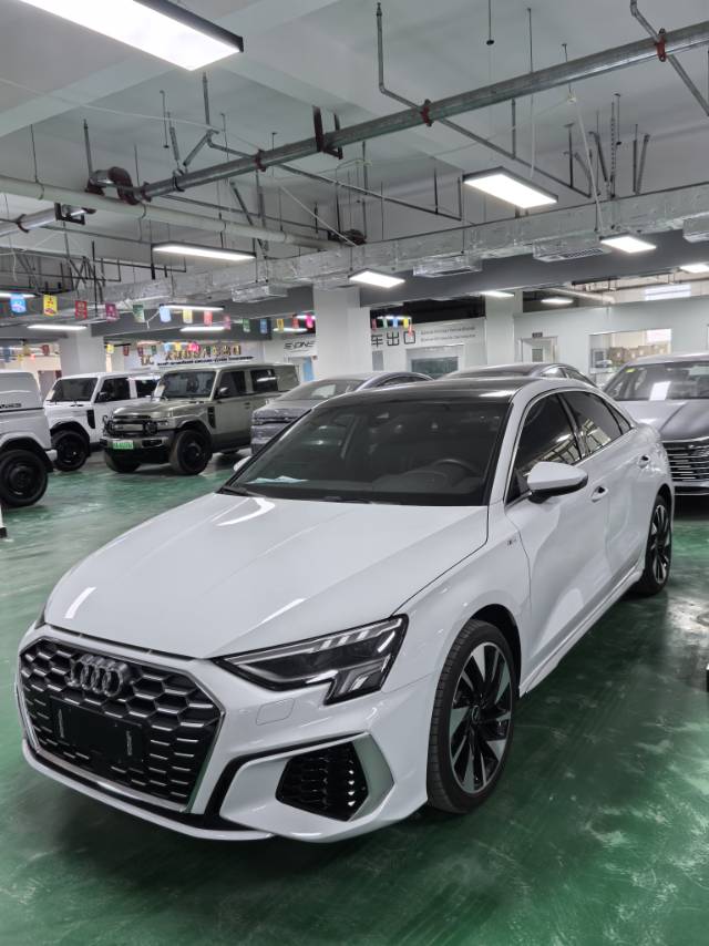 2023 immagine di auto 