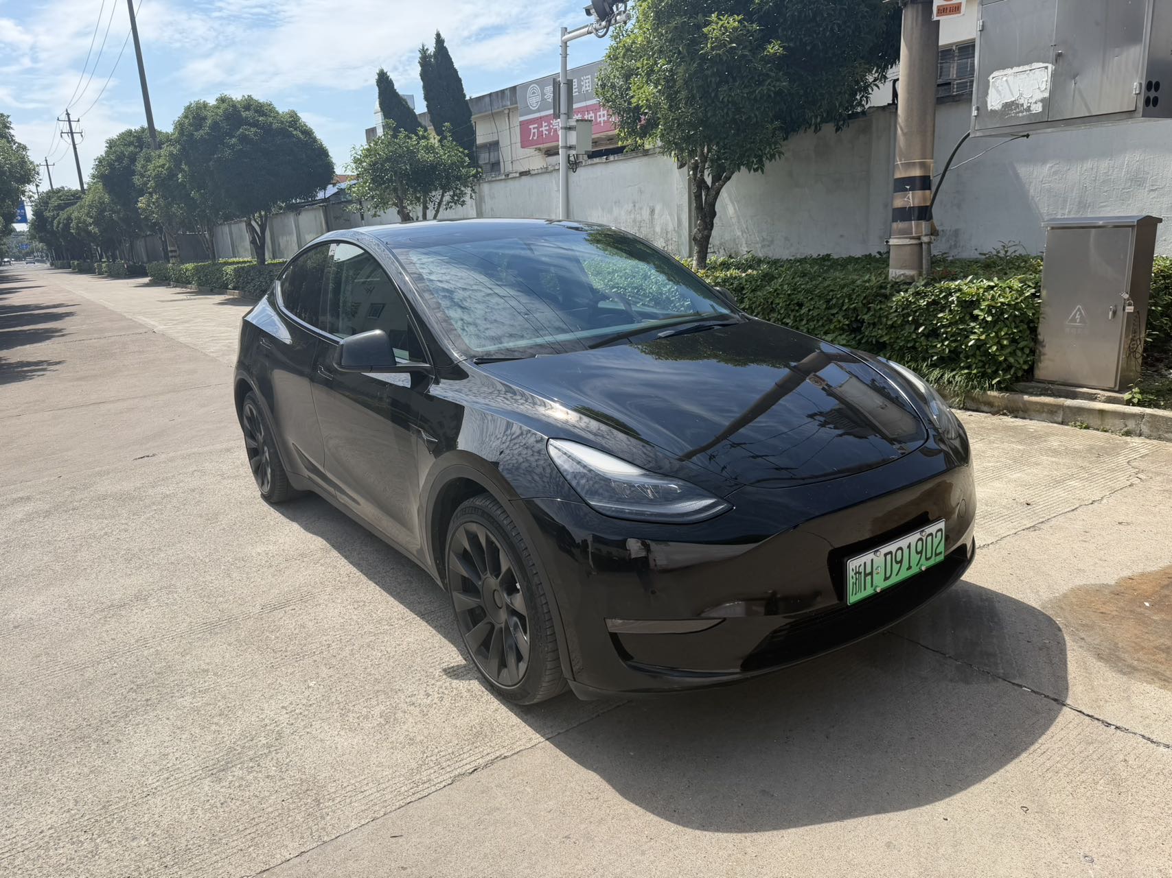 Tesla Model Y 2022 car image #2