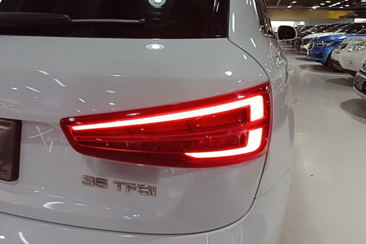 Audi Q3 2016 car image #8