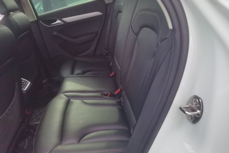 Audi Q3 2017 car image #17