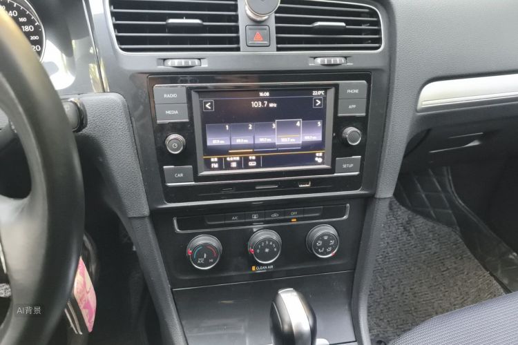 Volkswagen Golf 2018 car image #15
