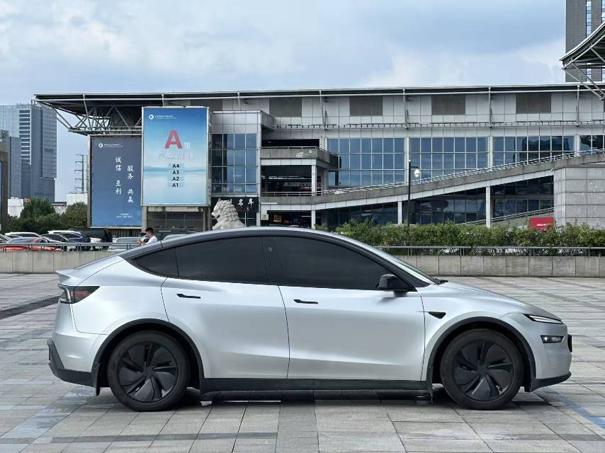 Tesla Model Y 2025 #7 Tesla Model Y 2025 car image #7