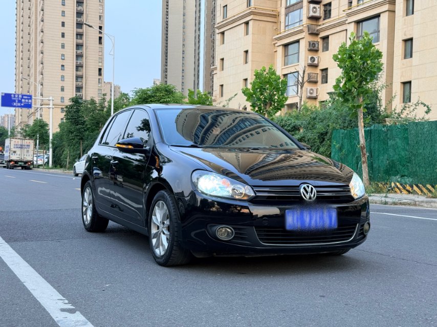Volkswagen Golf 2010 car image #2