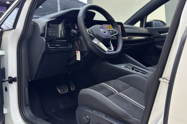 Volkswagen Golf 2021 car image #25