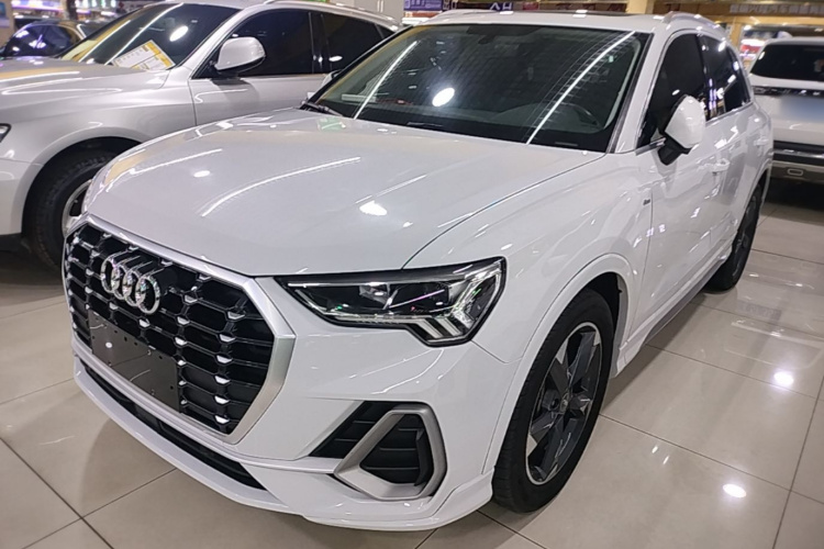 Audi Q3 2020 car image #2