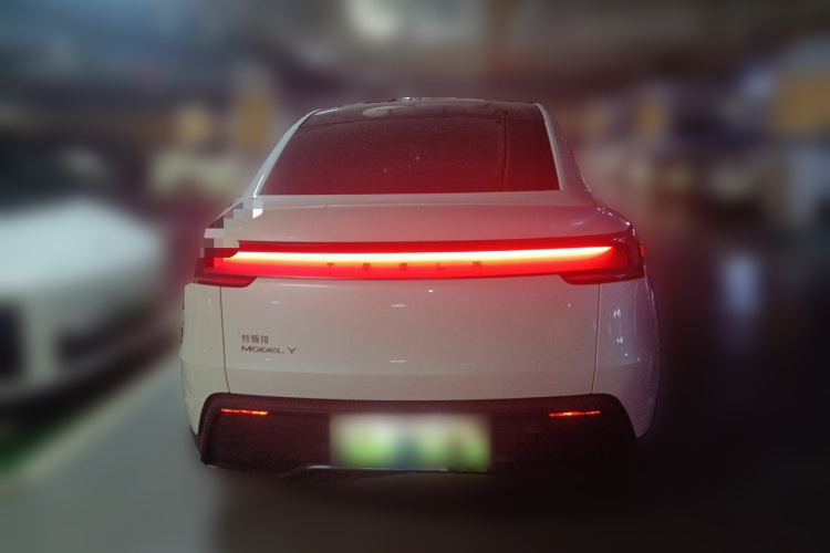 Tesla Model Y 2025 #4 Tesla Model Y 2025 car image #4