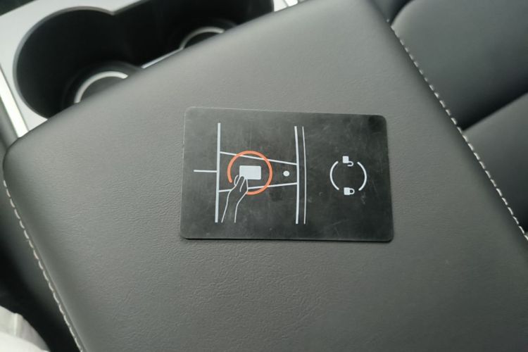 Tesla Model Y 2022 car image #9