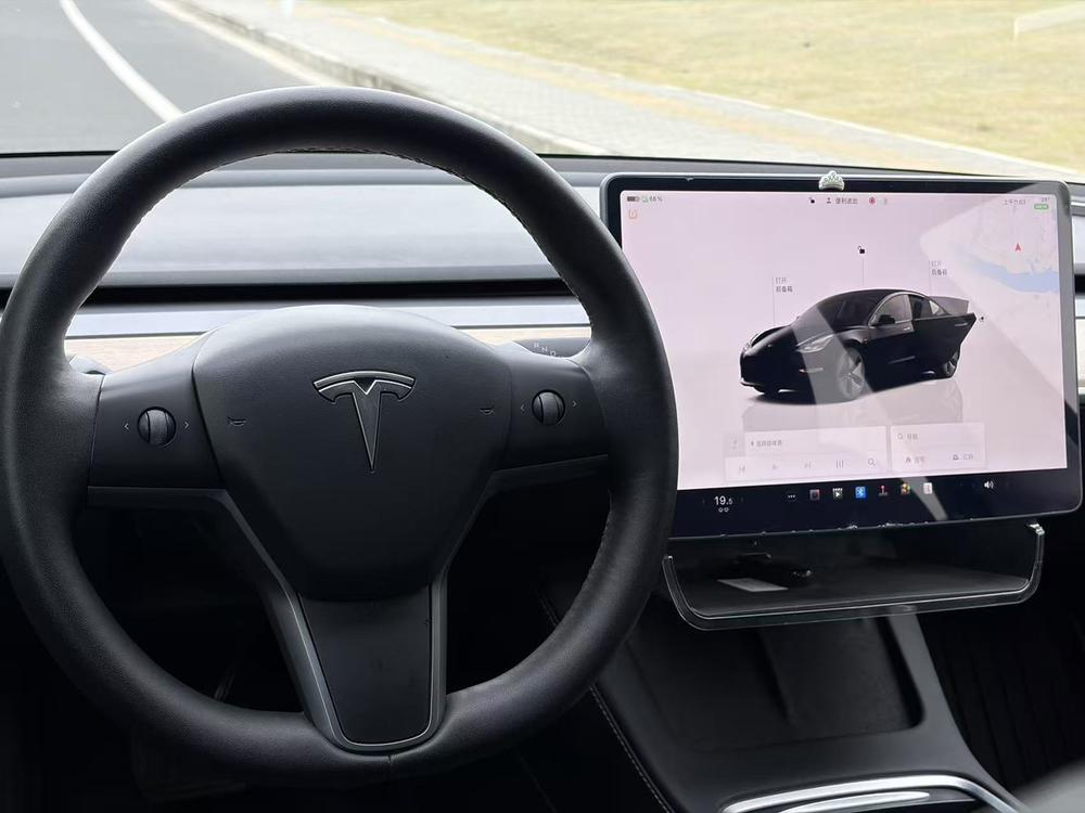 Tesla Model 3 2023 car image #12