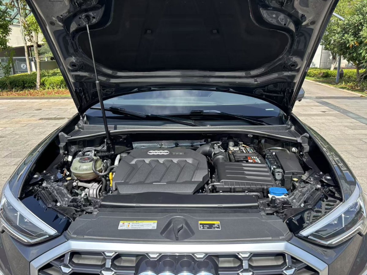 Audi Q3 2019 car image #13