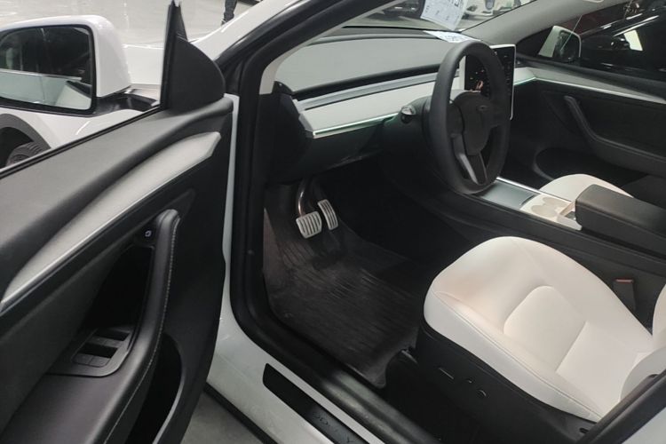 Tesla Model Y 2023 #16 Tesla Model Y 2023 car image #16