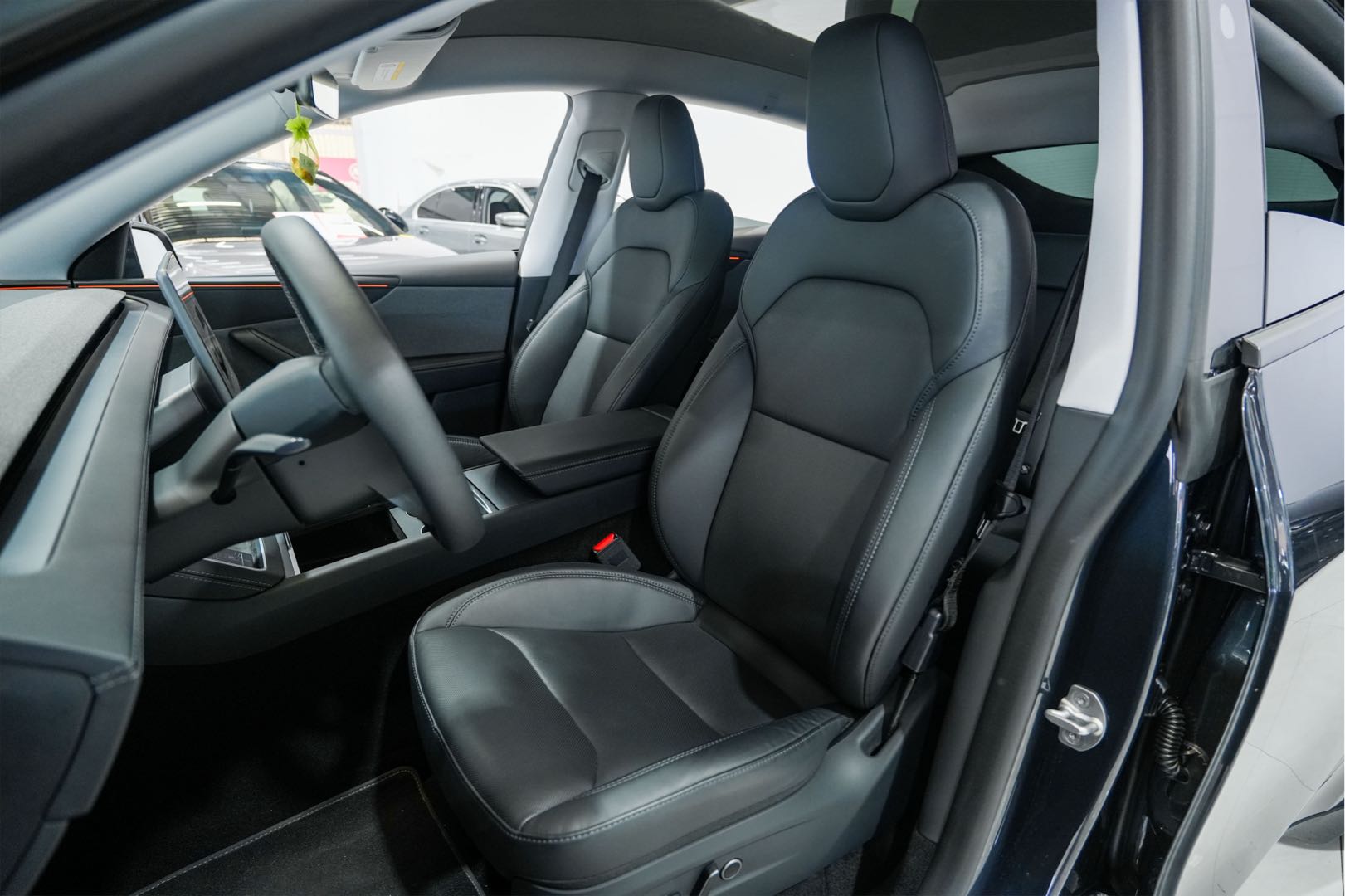 Tesla Model Y 2025 car image #8