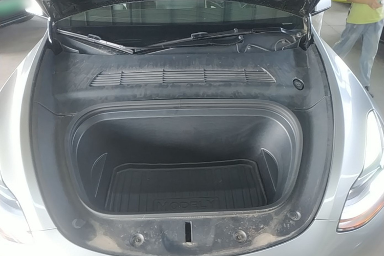 Tesla Model Y 2023 car image #20