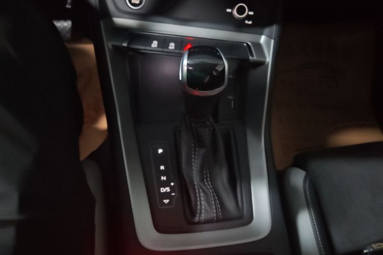 Audi Q3 2021 car image #14