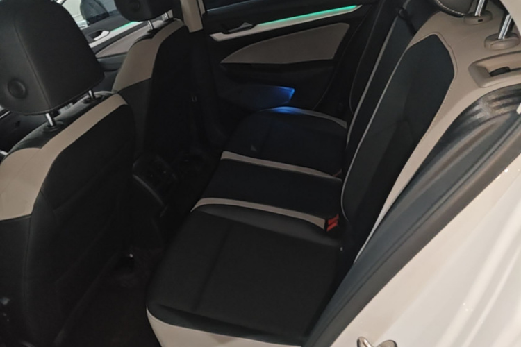 Volkswagen Golf 2020 car image #17