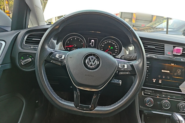 Volkswagen Golf 2020 car image #11