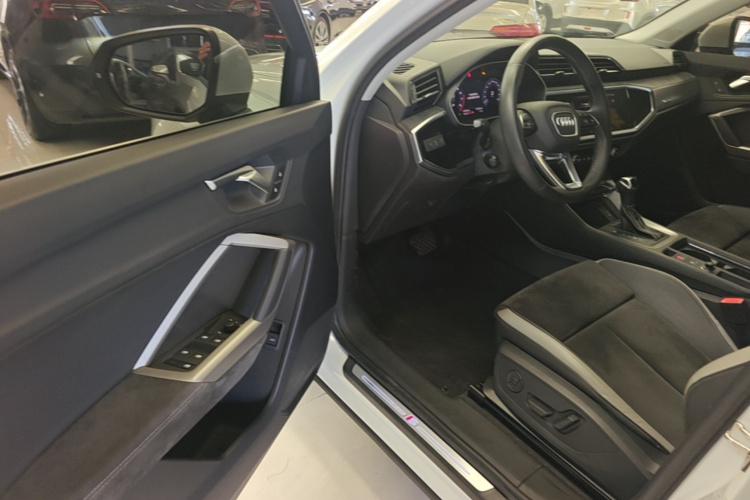Audi Q3 2020 car image #19