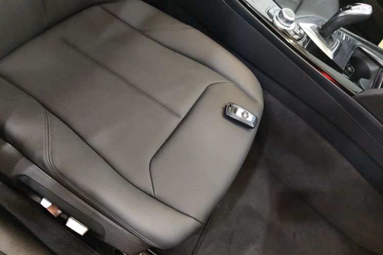 BMW 3 Series 2017 car image #24