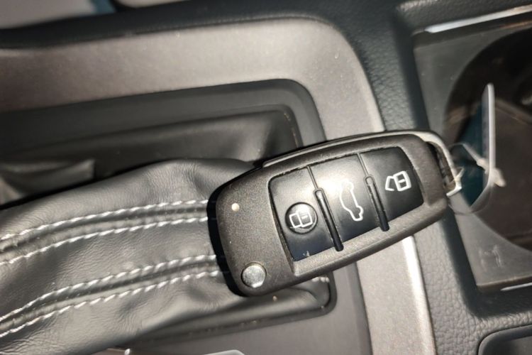 Audi Q3 2020 car image #9