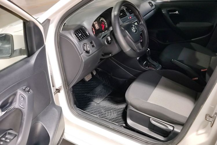 Volkswagen Polo 2016 car image #12