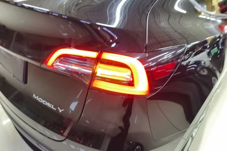 Tesla Model Y 2021 car image #8