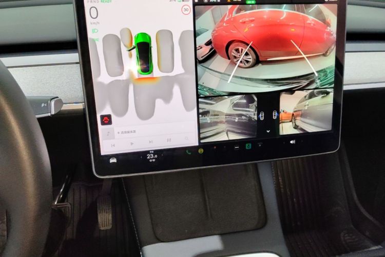 Tesla Model Y 2023 car image #13
