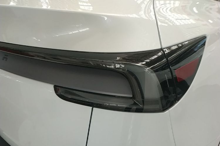Tesla Model Y 2025 #8 Tesla Model Y 2025 car image #8
