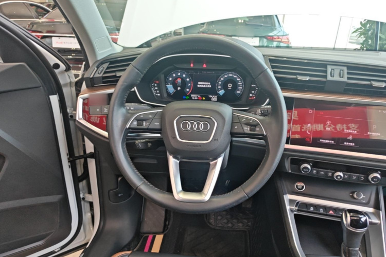 Audi Q3 2021 car image #11