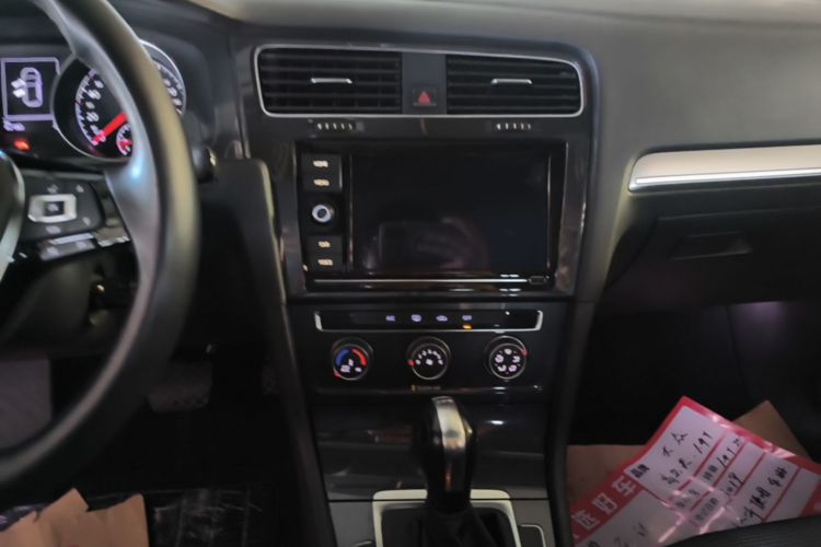Volkswagen Golf 2019 car image #13