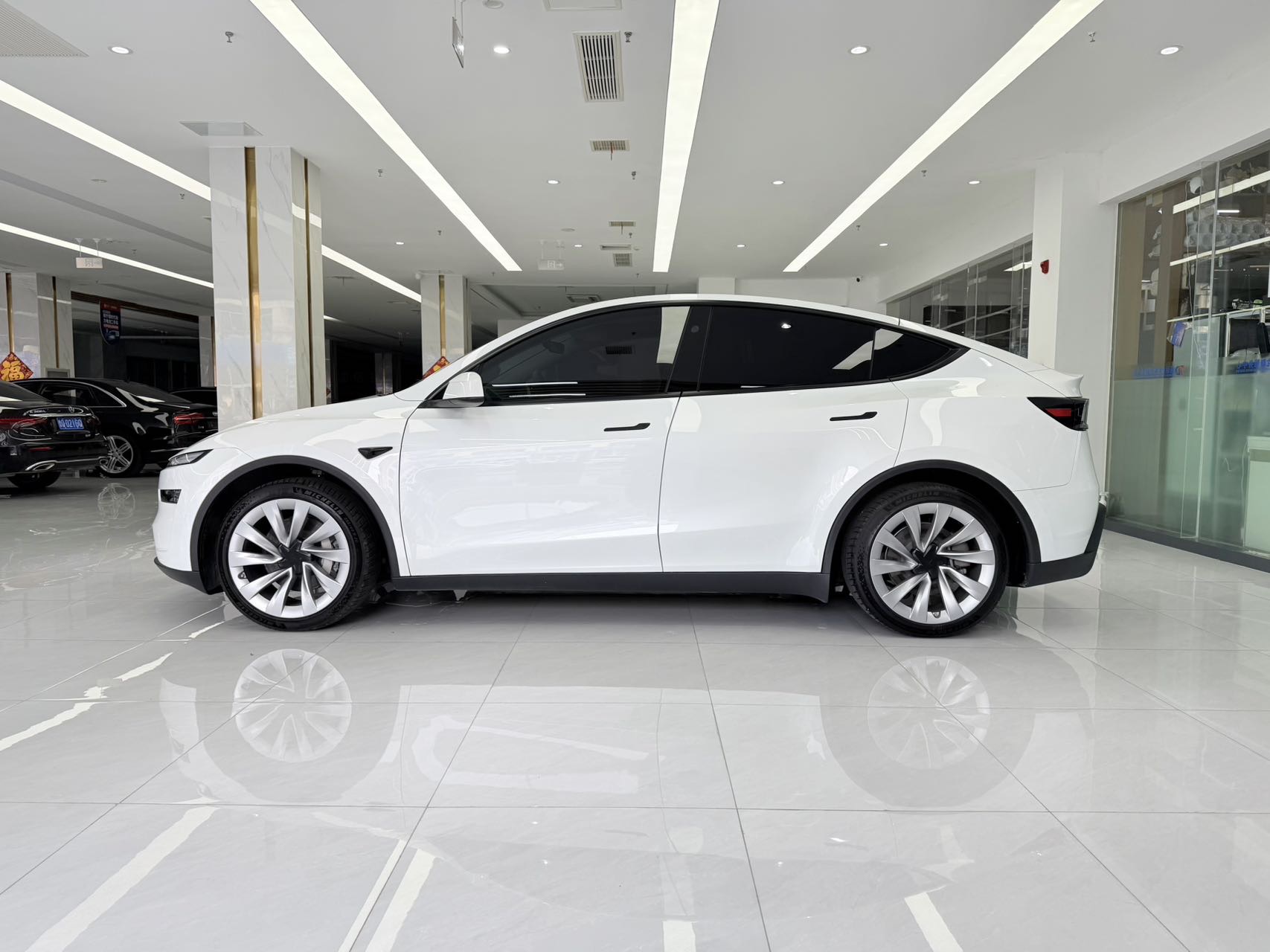 Tesla Model Y 2026 car image #2