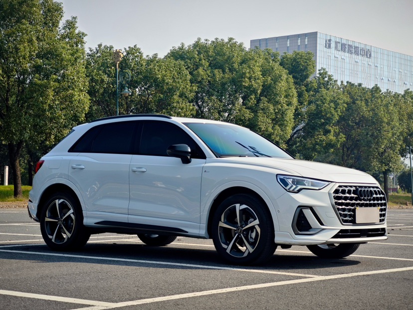 Audi Q3 2025 صورة سيارة #3
