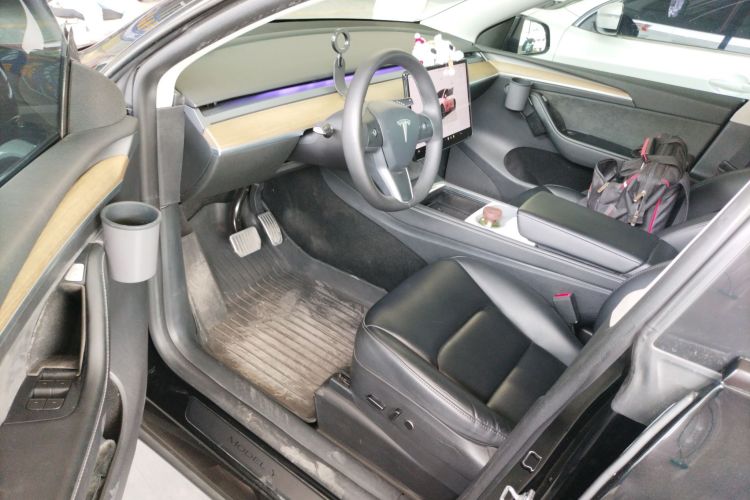 Tesla Model Y 2023 car image #16