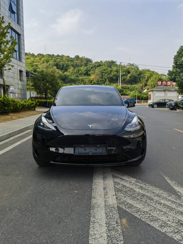 Tesla Model Y 2023 car image #2