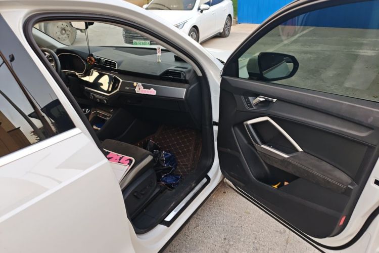 Audi Q3 2020 car image #21