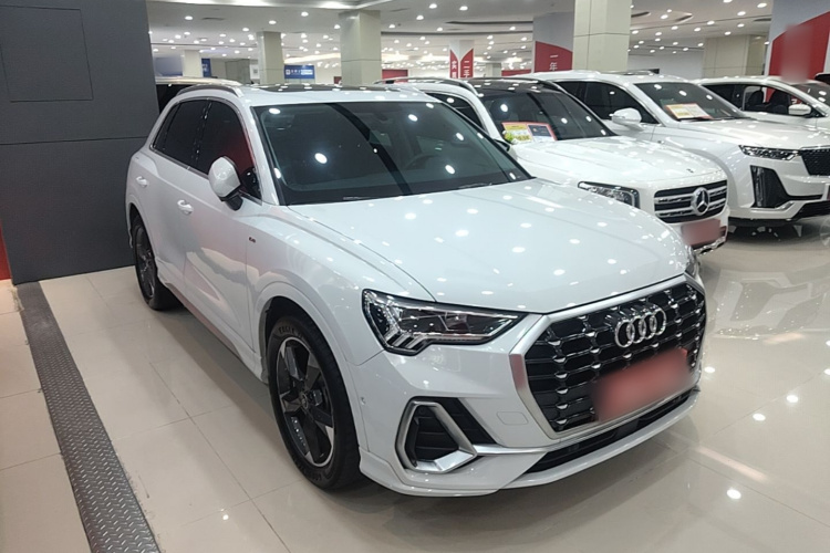 Audi Q3 2022 car image #4