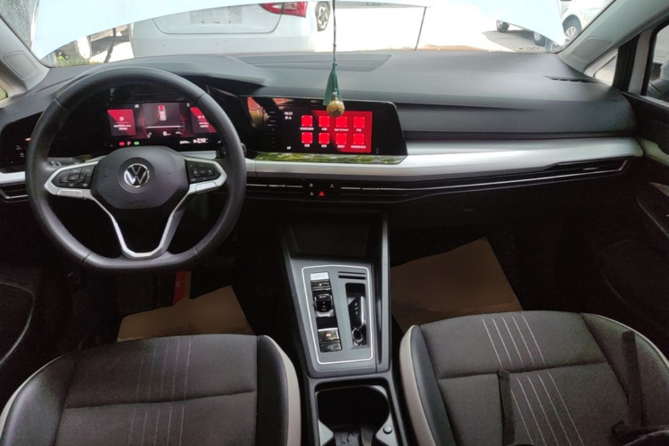 Volkswagen Golf 2023 car image #10