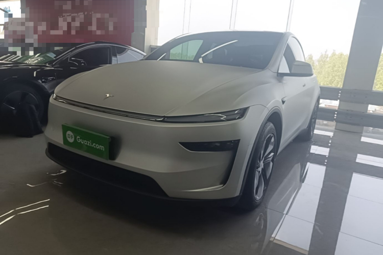 Tesla Model Y 2025 #2 Tesla Model Y 2025 car image #2
