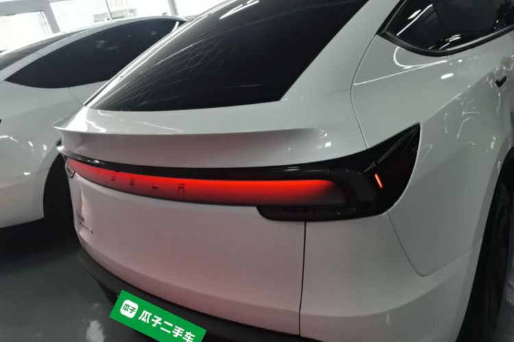 Tesla Model Y 2025 #6 Tesla Model Y 2025 car image #6