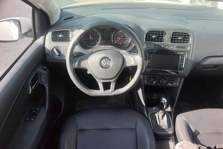 Volkswagen Polo 2016 car image #12