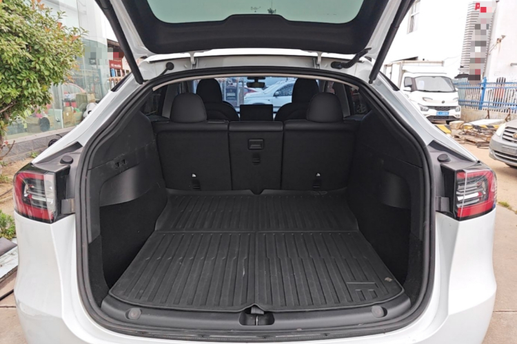 Tesla Model Y 2023 car image #21