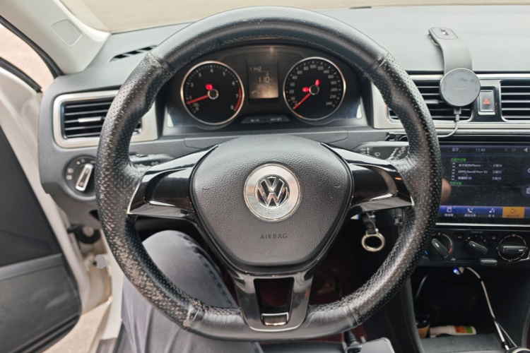 Volkswagen Santana 2017 car image #11
