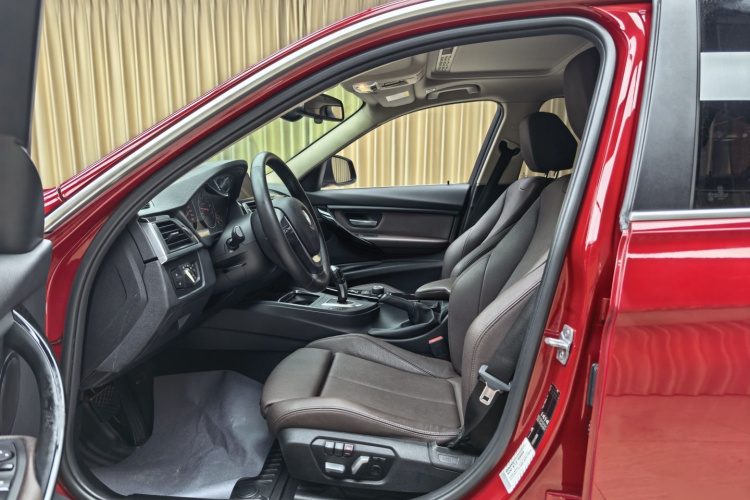 BMW 3 Series 2018 car image #8
