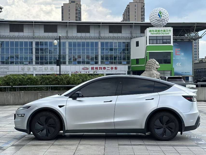 Tesla Model Y 2025 #8 Tesla Model Y 2025 car image #8