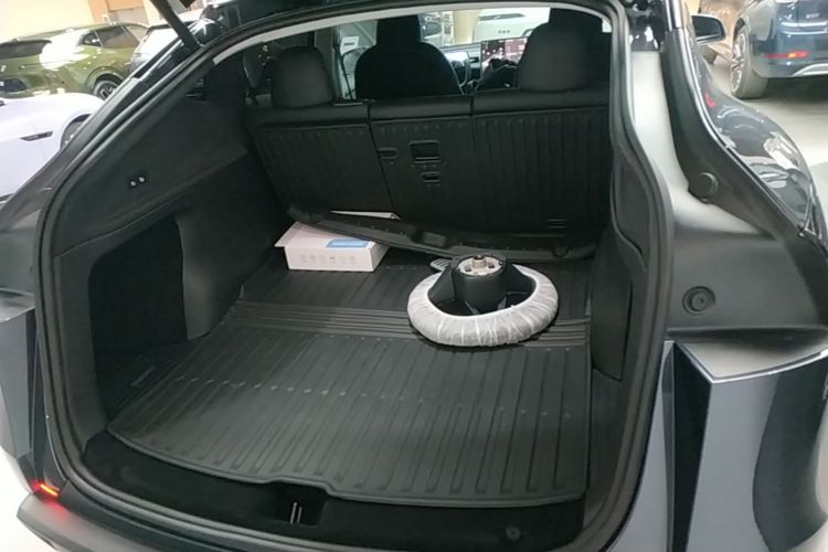 Tesla Model Y 2025 immagine di auto #21