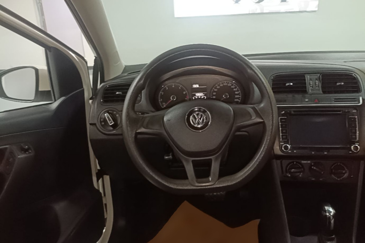 Volkswagen Polo 2018 car image #11