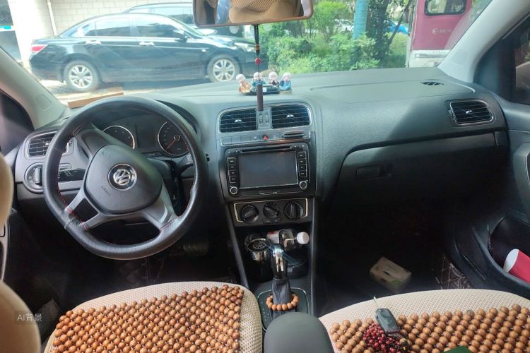 Volkswagen Polo 2015 car image #11