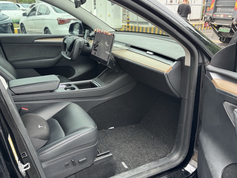 Tesla Model Y 2021 car image #5