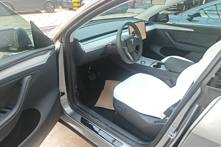 Tesla Model Y 2024 #12 Tesla Model Y 2024 car image #12
