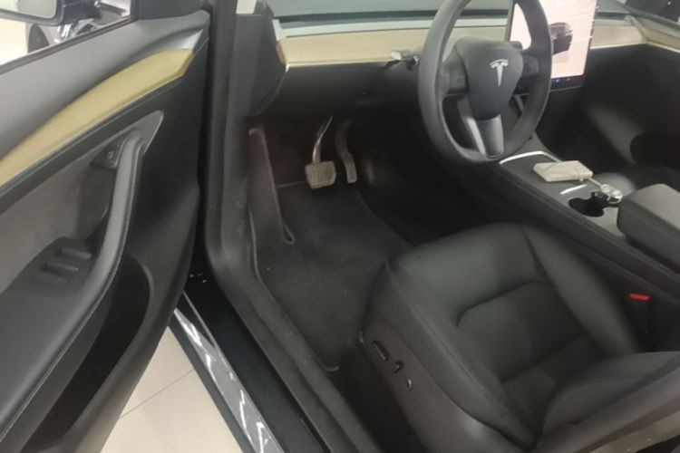 Tesla Model Y 2023 immagine di auto #16