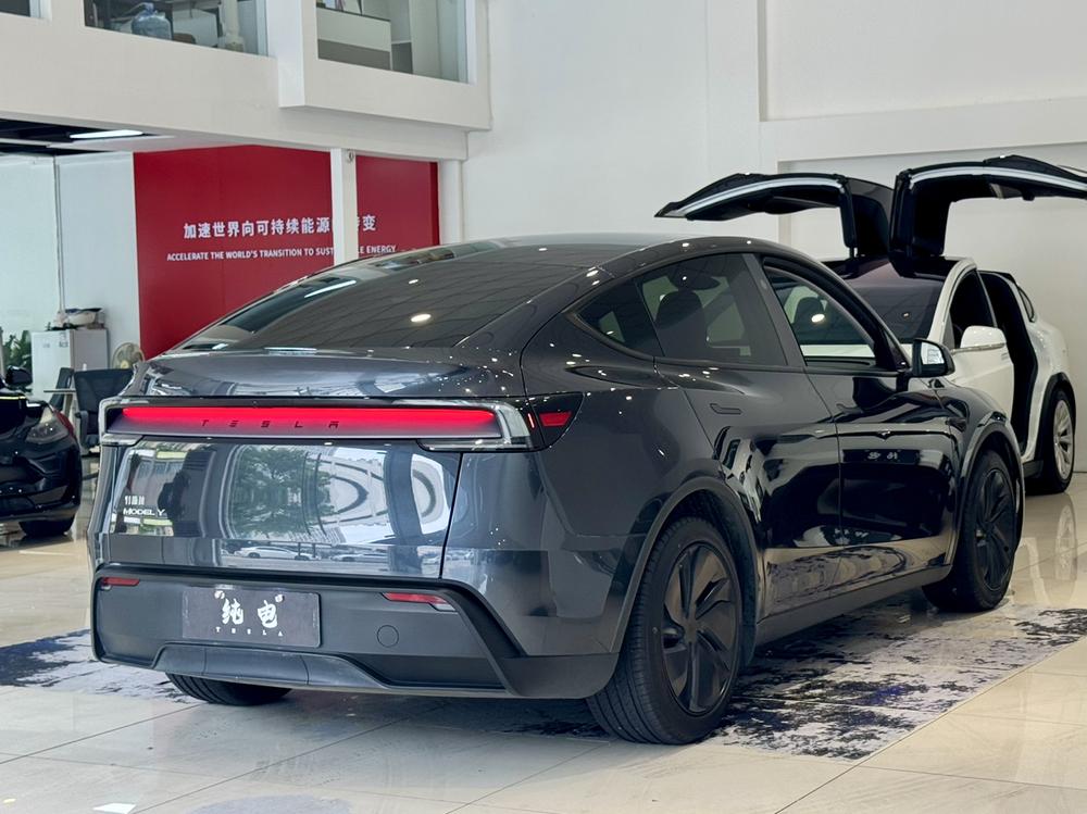 Tesla Model Y 2025 #7 Tesla Model Y 2025 car image #7